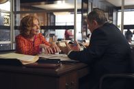 Castle – Kann Martha (Susan Sullivan, l.) Bankdirektor Mr. Davenport (Jack Laufer, r.) davon überzeugen, ihr einen Kredit für Reparaturen an ihrem Schauspielstudio zu geben?; Kann Martha (Susan Sullivan, l.) Bankdirektor Mr. Davenport (Jack Laufer, r.) davon überzeugen, ihr einen Kredit für Reparaturen an ihrem Schauspielstudio zu geben?
