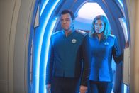 The Orville – Als Ed (Seth MacFarlane) und Kelly (Adrianne Palicki) glauben, dass Eds Eltern auf einem in Not geratenem Schiff verweilen, fliegen sie zusammen auf eben dieses Raumschiff. Doch dort erwartet sie eine erschreckende Überraschung ...