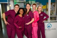 Bettys Diagnose – v.l.: Ivo Bogdanovic (Oscar Nadermann), Zoe Breitner (Catherine Chikosi), Elisabeth Hertz (Henrike Hahn), Frida Winterberg (Johanna Hens), Mia Kunze (Antonia Döring).