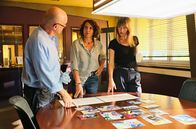 Tatort – Peter Becker (Peter Espeloer), Lena Odenthal (Ulrike Folkerts) und Johanna Stern (Lisa Bitter, rechts) rekonsturieren den Tathergang.