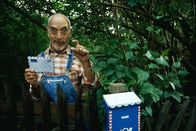 Löwenzahn Classics – Onkel John aus Amerika hat Peter (Peter Lustig) einen Brief geschrieben. Darin kündigt er seinen Besuch an. Und er hat an Peter eine außergewöhnliche Bitte.