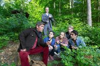 Löwenzahn – Gemeinsam mit Tika (Derya Dilber, 3.v.l.), Running Bear (Luka Dimic, r.) und den "Crazy Bees" (Lina Hüesker, 3.v.r., Felix Brimmer, 2.v.r.) ist Fritz Fuchs (Guido Hammesfahr, l.) auf der Spur der Unbekannten, die uralte Bäume im Naturschutzgebiet zerstört. Mit dem Wissen der Lakota sollte es gelingen, ihr eine Falle zu stellen. Selbst Herr Kluthe (Holger Handtke, 2.v.l.) hat sich auf seine Weise der Gruppe angeschlossen.