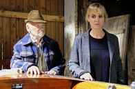 In aller Freundschaft – ARD/MDR IN ALLER FREUNDSCHAFT FOLGE 837 , "Fürchtet euch nicht!" Uhr im ERSTEN. Lea Peters (Anja Nejarri) bringt ihren Sohn Tim zu seinen Ur-Großeltern und will Weihnachten nach Jennes Tod allein in einem Hotel an der Ostsee verbringen. Als sie bei Hilger Derbeck (Peter Franke) ankommt, zeigt er ihr das Weihnachtsgeschenk von Jenne. Dieser hat ein kleines Boot restauriert und wollte irgendwann mit Lea und Tim in See stechen.