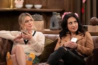 How I Met Your Father – Sophie (Hilary Duff, l.); Valentina (Francia Raisa, r.)