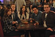 How I Met Your Mother – Versuchen, sich von ihren Ärgernissen abzulenken: Robin (Cobie Smulders, M.), Ted (Josh Radnor, 2.v.r.), Barney (Neil Patrick Harris, 2.v.l.), Marshall (Jason Segel, r.) und Lily (Alyson Hannigan, l.) ...
