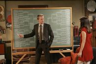 How I Met Your Mother – Nachdem Lily (Alyson Hanningan, r.) in einer Bar vor Barney (Neil Patrick Harris, l.) gewarnt wurde, interessiert ihn nur noch eines: Wer die "Warnerin" ist! Gemeinsam mit Lily wird nun recherchiert ...