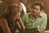 Desperate Housewives – Beim Marktwerttesten trifft Lynette (Felicity Huffman, l.) auf einen jungen Mann (Kurt Cole, r.), doch wird sie sein Interesse wecken?