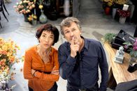 Rote Rosen – ARD ROTE ROSEN FOLGE 1391 Uhr im ERSTEN. Merle (Anja Franke, l.) ist froh, als Jan (Timothy Peach, r.) ihr seine Hilfe bei einem handwerklichen Problem anbietet.
