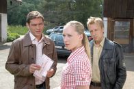 Die Rosenheim-Cops – Sophie Painter (Melanie Kogler) kann Kommissar Lind (Tom Mikulla, l.) und seinem Kollegen Mohr (Max Müller) wenig zum Tathergang sagen, denn sie kann sich nicht vorstellen, dass ihr ermordeter Vater Feinde gehabt haben soll.