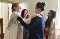 jerks. – Pheline (l.), Emily (2.v.r.) und Collien (r.) besuchen heimlich einen Masturbastionskurs bei Jana (2.v.l.), doch plötzlich stehen ihre Jungs auf der Matte und wollen mitmachen ...