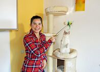 Anna und die Haustiere – Spielen ist eine der Lieblingsbeschäftigungen von Siamkatze Bria.