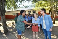 Das Traumschiff – Leonie (Louise Sophie Arnold, M.) möchte nach ihrem Auslandspraktikum in Namibia bleiben. Ihr Onkel Max (Florian Silbereisen, r.) lernt den Grund dafür kennen: Tayo Balewa (Tidiane Jamayn Diallo, l.).
