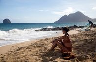 Deadly Tropics – Für Mélissa Sainte-Rose (Sonia Rolland) beginnt ein neuer Lebensabschnitt. Sie ist mir ihren beiden Kindern wieder in ihre alte Heimat Martinique gezogen, um dort als Kriminalbeamtin zu arbeiten.