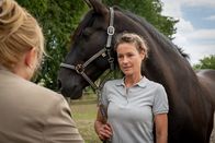 Blutige Anfänger – Dörte (Petra Kleinert, l.) will von Lisa Wohlleben (Rhea Harder-Venenwald, r.) wissen, warum sie bezüglich Henk Winter gelogen hat?