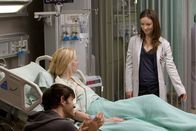 Dr. House – Dreizehn (Olivia Wilde, r.) will der Bloggerin Frankie (Laura Prepon, M.) gut zureden und Taylor (Adam Rothenberg, l.) sorgt sich, dass seine Freundin zu viel im Internet postet ...