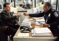 Terminal – Der Sicherheitsbeamte Mulroy (Chi McBride, re.) nimmt Viktor Navorski (Tom Hanks) seinen Pass weg.