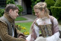Elizabeth I - The Virgin Queen – Robert Dudley (Tom Hardy) und Queen Elizabeth I (Anne-Marie Duff)