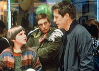 About a Boy oder: Der Tag der toten Ente – Werden vom Schicksal zusammengeführt: (l-r) Nicholas Hoult als Marcus, Toni Collette als Fiona, Hugh Grant als Will