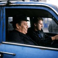 Kottan ermittelt – (v.li.) Eddie Constantine (Lemmy Caution), Lukas Resetarits (Kottan).