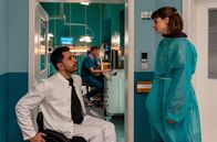 In aller Freundschaft – Benno Nowak (Frédéric Brossier, mi. hinten) hört versehentlich ein Gespräch von Dr. Ilay Demir (Tan Caglar, li.) und seiner Ex-Freundin Romy Ziehden (Julia E. Lenska, re.) mit.