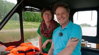 alpha-expedition: Wunderschön! – Drei Wasserstraßen, zwei Reisende, ein Hausboot: Stefan Pinnow (r) und seine Kapitänin Christine Drühl schippern zunächst auf der Havel von Berlin über Werder nach Brandenburg.