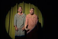 American Horror Story – Sind der Direktorin ohne Wenn und Aber ergeben: Salty (Christopher Neiman, l.) und Pepper (Naomi Grossman, r.) ...