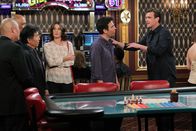 How I Met Your Mother – Planen einen legendären Junggesellenabschied für Barney: Robin (Cobie Smulders, 3.v.r.), Ted (Josh Radnor, 2.v.r.) und Marshall (Jason Segel, r.) ...