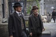 Ripper Street – Die H-Division vermutet, dass die "Irish Republican Brotherhood" hinter einem neuen Terroranschlag steckt. Detective Reid und Detective Sergeant Bennet Drake (Jerome Flynn, l.) schicken daher DC Albert Flight (Damien Molony, r.) undercover in Whitechapels irische Gemeinschaft.