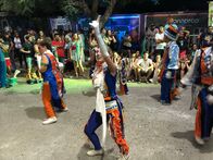 Verrückt nach Meer – Buenos Aires in Argentinien. Famulant Tobias Hack und Sous-Chefin Steffi Gehrlein wollen sich heute den Argentinischen Karneval anschauen, und eine Murga Gruppe - eine Karnevalsformation - begleiten.