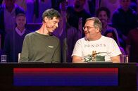 Wer weiß denn sowas? – Rateteam-Kapitän Elton (r.) und der Comedian Martin Schneider (l.) bilden ein Rateteam.