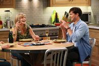 Two and a Half Men – Alan und Lyndsey (Courtney Thorne-Smith, l.) wollen ihr Sexleben aufpeppen und beschließen, einen flotten Dreier zu probieren. Lyndseys Wahl fällt auf Walden (Ashton Kutcher, r.). Doch was wird er dazu sagen?; Alan und Lyndsey (Courtney Thorne-Smith, l.) wollen ihr Sexleben aufpeppen und beschließen, einen flotten Dreier zu probieren. Lyndseys Wahl fällt auf Walden (Ashton Kutcher, r.). Doch was wird er dazu sagen?