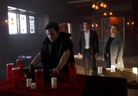 Lucifer – Hat der Satanisten-Priester Onyx (Ross McCall, l.) etwas mit dem Tod der jungen Frau zu tun oder wird er Lucifer (Tom Ellis, M.) und Chloe (Lauren German, r.) sogar dabei helfen, den wahren Mörder zu finden?