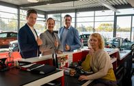 Alles gelogen – Das Team des Autohauses: Alexander Ludwig (Holger Stockhaus, l.), Mike Hölter (Niels Bruno Schmidt, 2. v. l.), Hajo Siewers (Bastian Pastewka, 2. v. r.) und Birgit Köhlmeier (Lina Beckmann, r.)