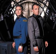 Babylon 5 – Commander Jeffrey Sinclair (Michael OHare,l.) und Michael Garibaldi (Jerry Doyle).