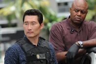 Hawaii Five-0 – Das Team untersucht den mysteriösen Tod eines wohlhabenden Einsiedlers, während Adam von der Yakuza entführt wird: Grover (Chi McBride, r.) und Chin (Daniel Dae Kim, l.) ...