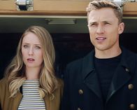 The Royals – Eigentlich wollte Liam (William Moseley, r.) Gretas (Lily Loveless, l.) Eltern kennenlernen, doch nachdem auf seinen Bruder geschossen wurde, wollen die königlichen Sicherheitsbeauftragen ihn verstärkt im Blick behalten. Um ihn zu schützen oder zu überwachen?