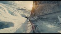 3satThementag: Zug um Zug: Snowpiercer – Um dem Klimawandel entgegenzuwirken, experimentierte die Weltbevölkerung mit chemischen Kältemitteln, doch das Projekt schlägt fehl. Eine globale Eiszeit macht sich auf der Erde breit und löscht fast alles Leben aus. Eine kleine Zahl an Menschen kann sich auf die Arche, einen 650 m langen Zug retten, der um den Planeten reist und wie ein Perpetuum mobile angetrieben wird ...