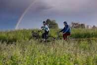Löwenzahn – Yasemin (Sanam Afrashthe) und Fritz (Guido Hammesfahr) jagen einen Regenbogen. Auch wenn sie seinen Anfang nie erreichen werden, führt sie das Naturspektakel an einen ganz besonderen Ort.