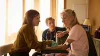 Dr. Nice – Obwohl die Praxis noch nicht geöffnet hat, rennen die Patienten (Hedi Kriegeskotte, r.) Dr. Neiss (Patrick Kalupa, M.) schon die Tür ein.