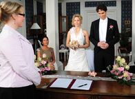 Sturm der Liebe – (v.l.n.r.) Standesbeamtin Wiener (Stefanie Oestreich); Kristin (Nina Schmieder); Moritz (Daniel Fünffrock)
