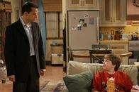 Two and a Half Men – Jake (Angus T. Jones, r.) möchte wissen, warum er nie die Freundin seines Vaters Alan (Jon Cryer, l.) kennen lernen darf ...