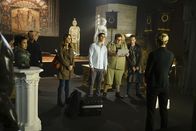 Scorpion – v.l.n.r.) Happy (Jadyn Wong, l.), Cabe (Robert Patrick), Paige (Katharine McPhee), Walter (Elyes Gabel), Sylvester (Ari Stidham), Toby (Eddie Kaye Thomas) auf einen einfachen Auftrag im Naturkundemuseum von Los Angeles, doch dann kommt alles ganz anders ...