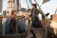 Black Sails – Flint flüchtet sich mit Silver und den überlebenden Piraten derweil auf Rackhams (Toby Schmitz, r.) Schiff, das gerade rechtzeitig bei der Insel eintrifft. Sie wollen Rogers gefangen nehmen. Wird es ihnen gelingen?; Flint flüchtet sich mit Silver und den überlebenden Piraten derweil auf Rackhams (Toby Schmitz, r.) Schiff, das gerade rechtzeitig bei der Insel eintrifft. Sie wollen Rogers gefangen nehmen. Wird es ihnen gelingen?