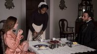 Lady Macbeth – Katherine (Florence Pugh) teilt schon bald Tisch und Bett mit dem Gutsarbeiter Sebastian (Cosmo Jarvis).