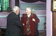 Der Bulle von Tölz – Resi Berghammer (Ruth Drexel, r.) plant ihre eigene Beerdigung. Bei Bestatter Gustav Unertl (Michael Habeck, l.) schaut sie sich schon mal einige Särge an ...