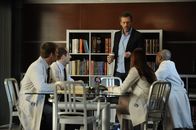 Dr. House – Frisch aus seiner Trennungslethargie erwacht, klärt House (Hugh Laurie, M.) das Team auf. Chase (Jesse Spencer, l.), Taub (Peter Jacobson, 2.v.l.), Foreman (Omar Epps, r.) und Masters (Amber Tamblyn, 2.v.r.) hören zu ...