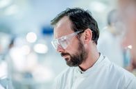 Der Code des Killers – Alec Jeffreys (John Simm) forscht fieberhaft an der Entschlüsselung der DNA – bisher ohne Erfolg.