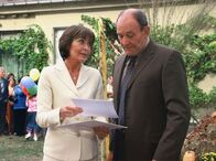 Meine große Liebe – Vera Klunert (Thekla Carola Wied) präsentiert ihrem Mann Andreas (Michael Mendl) "Geburtstagsgrüße".