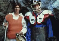 Bat Attack - Angriff der Fledermäuse – Polizistin Ally (Tracy Nelson) und Tierarzt John (Whip Hubley) haben sich mit Football-Ausrüstung eingekleidet um die Fledermaushöhle zu untersuchen.