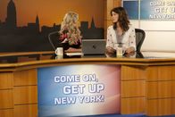 How I Met Your Mother – Moderatorin Becky (Laura Bell Bundy, l.) ...